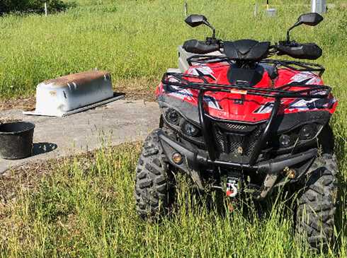 Röd fyrhjuling Access Moto 600 CC stulen i Åsättra nordost om Åkersberga